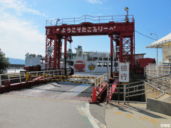 明石港にたこフェリーが到着するところ