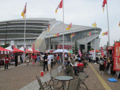 試合開始前、ホームズスタジアム神戸の入口前